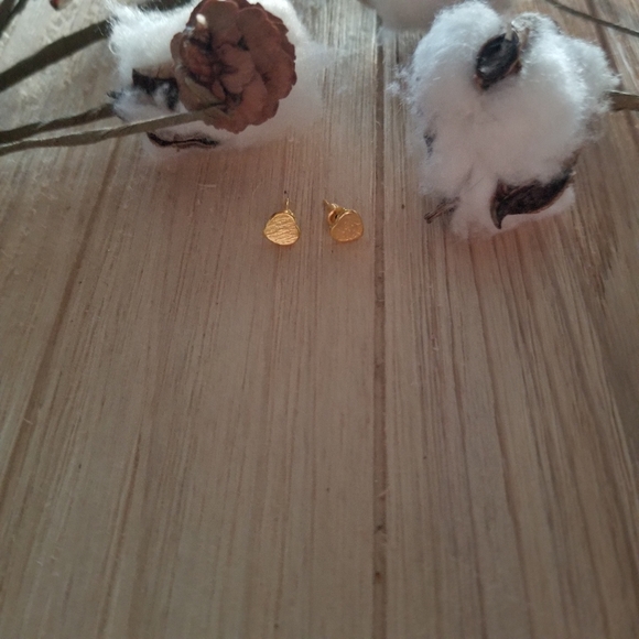 💜💜💜Super Adorable Heart Studs in GOLD 💜💜💜 - Picture 4 of 10
